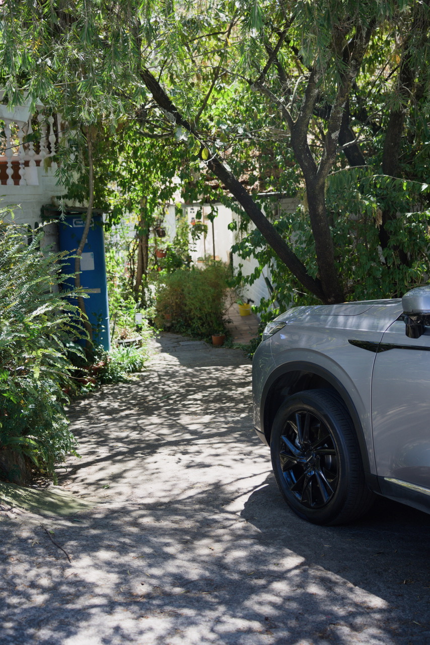 Entrance and guest parking at Apartamentos Otorongo